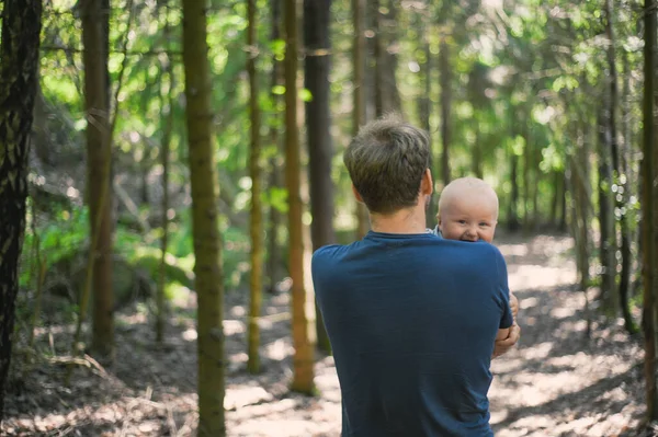 Egy Vonzó Stréber Portré Szemüveggel Erdőben Sétál Egy Kisfiúval Boldog — Stock Fotó
