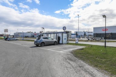 Holmestrand, Norveç - 20 Mayıs 2021: 150 KW Norveç 'te Mer tarafından elektrikli araba için hızlı şarj