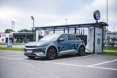 Tonsberg, Norveç - 4 Temmuz 2021: suya yakın mavi gri Hyundai Ioniq elektrikli karbon.
