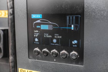 Tonsberg, Norveç - 4 Temmuz 2021: suya yakın mavi gri Hyundai Ioniq elektrikli karbon.