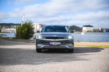 Tonsberg, Norveç - 4 Temmuz 2021: suya yakın mavi gri Hyundai Ioniq elektrikli karbon.
