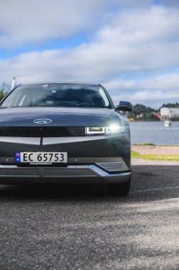 Tonsberg, Norveç - 4 Temmuz 2021: suya yakın mavi gri Hyundai Ioniq elektrikli karbon.