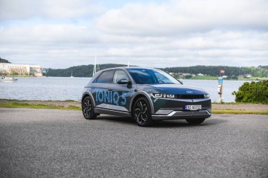 Tonsberg, Norveç - 4 Temmuz 2021: suya yakın mavi gri Hyundai Ioniq elektrikli karbon.