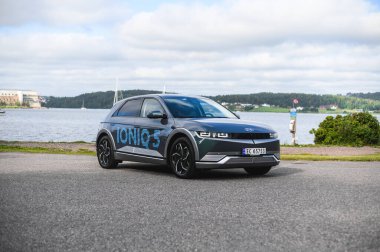 Tonsberg, Norveç - 4 Temmuz 2021: suya yakın mavi gri Hyundai Ioniq elektrikli karbon.