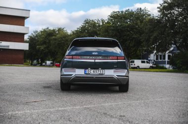 Tonsberg, Norveç - 4 Temmuz 2021: suya yakın mavi gri Hyundai Ioniq elektrikli karbon.