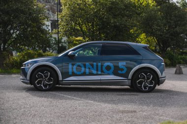 Tonsberg, Norveç - 4 Temmuz 2021: suya yakın mavi gri Hyundai Ioniq elektrikli karbon.