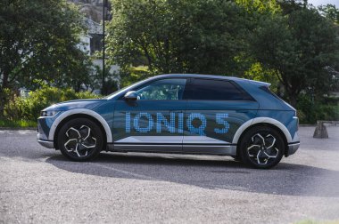 Tonsberg, Norveç - 4 Temmuz 2021: suya yakın mavi gri Hyundai Ioniq elektrikli karbon.