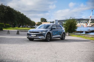 Tonsberg, Norveç - 4 Temmuz 2021: suya yakın mavi gri Hyundai Ioniq elektrikli karbon.