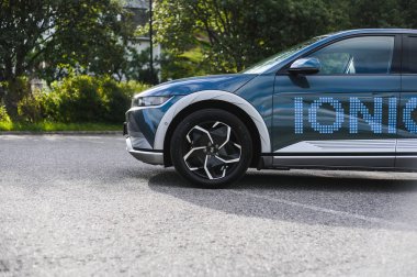 Tonsberg, Norveç - 4 Temmuz 2021: suya yakın mavi gri Hyundai Ioniq elektrikli karbon.