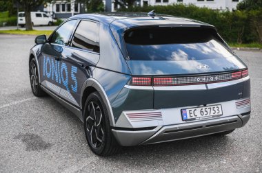 Tonsberg, Norveç - 4 Temmuz 2021: suya yakın mavi gri Hyundai Ioniq elektrikli karbon.