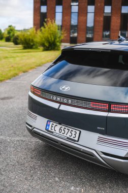 Tonsberg, Norveç - 4 Temmuz 2021: suya yakın mavi gri Hyundai Ioniq elektrikli karbon.