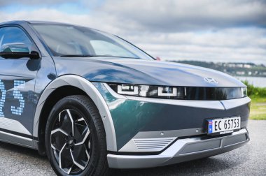 Tonsberg, Norveç - 4 Temmuz 2021: suya yakın mavi gri Hyundai Ioniq elektrikli karbon.