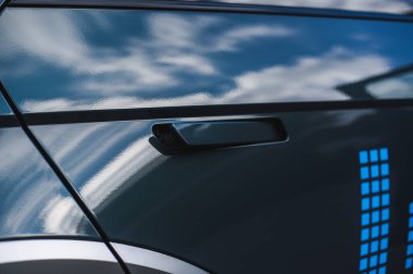 Tonsberg, Norveç - 4 Temmuz 2021: suya yakın mavi gri Hyundai Ioniq elektrikli karbon.