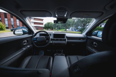 Tonsberg, Norveç - 4 Temmuz 2021: suya yakın mavi gri Hyundai Ioniq elektrikli karbon.