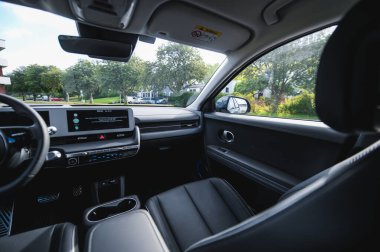 Tonsberg, Norveç - 4 Temmuz 2021: suya yakın mavi gri Hyundai Ioniq elektrikli karbon.