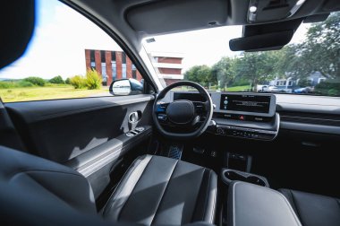 Tonsberg, Norveç - 4 Temmuz 2021: suya yakın mavi gri Hyundai Ioniq elektrikli karbon.