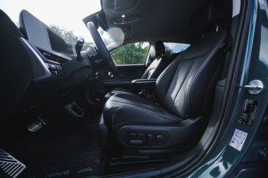 Tonsberg, Norveç - 4 Temmuz 2021: suya yakın mavi gri Hyundai Ioniq elektrikli karbon.