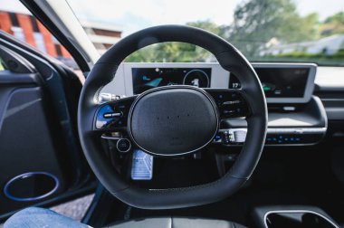 Tonsberg, Norveç - 4 Temmuz 2021: suya yakın mavi gri Hyundai Ioniq elektrikli karbon.