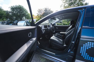 Tonsberg, Norveç - 4 Temmuz 2021: suya yakın mavi gri Hyundai Ioniq elektrikli karbon.