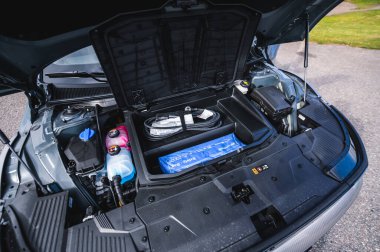 Tonsberg, Norveç - 4 Temmuz 2021: suya yakın mavi gri Hyundai Ioniq elektrikli karbon.