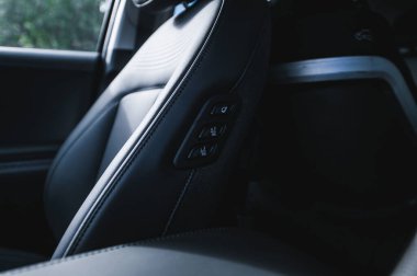 Tonsberg, Norveç - 4 Temmuz 2021: suya yakın mavi gri Hyundai Ioniq elektrikli karbon.