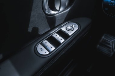 Tonsberg, Norveç - 4 Temmuz 2021: suya yakın mavi gri Hyundai Ioniq elektrikli karbon.