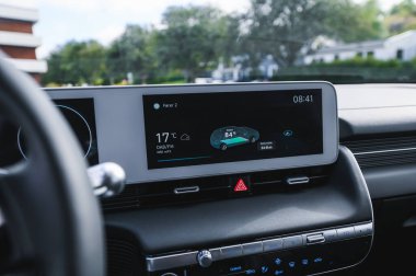 Tonsberg, Norveç - 4 Temmuz 2021: suya yakın mavi gri Hyundai Ioniq elektrikli karbon.