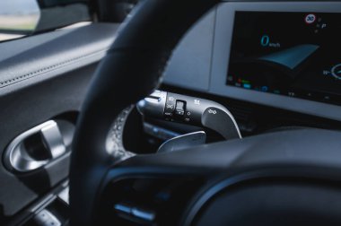 Tonsberg, Norveç - 4 Temmuz 2021: suya yakın mavi gri Hyundai Ioniq elektrikli karbon.