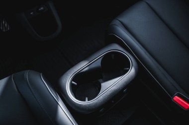 Tonsberg, Norveç - 4 Temmuz 2021: suya yakın mavi gri Hyundai Ioniq elektrikli karbon.