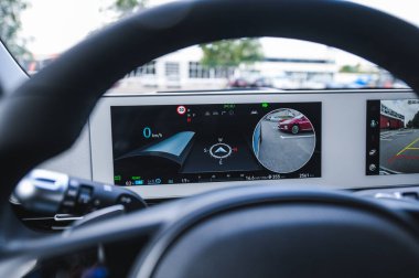 Tonsberg, Norveç - 4 Temmuz 2021: suya yakın mavi gri Hyundai Ioniq elektrikli karbon.