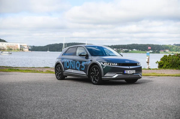 노르웨이 베르크 July 2021 Blue Grey Hyundai Ioniq Electric Car5 — 스톡 사진