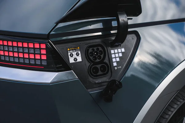 Tonsberg, Norveç - 4 Temmuz 2021: suya yakın mavi gri Hyundai Ioniq elektrikli karbon.