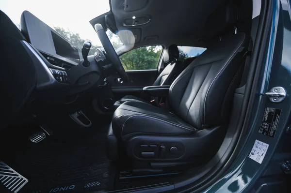 Tonsberg, Norveç - 4 Temmuz 2021: suya yakın mavi gri Hyundai Ioniq elektrikli karbon.