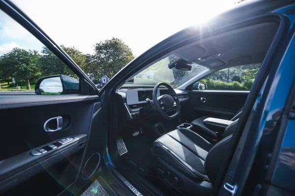 Tonsberg, Norveç - 4 Temmuz 2021: suya yakın mavi gri Hyundai Ioniq elektrikli karbon.