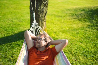 Parktaki yeşil çimenli gözlüklü çekici inek portresinin hamakta güzel bir günbatımı var. İyi gecikmeler.