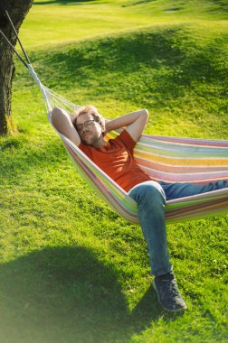 Parktaki yeşil çimenli gözlüklü çekici inek portresinin hamakta güzel bir günbatımı var. İyi gecikmeler.