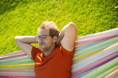 Parktaki yeşil çimenli gözlüklü çekici inek portresinin hamakta güzel bir günbatımı var. İyi gecikmeler.