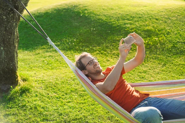 Retrato Hombre Nerd Atractivo Con Gafas Parque Con Césped Verde — Foto de Stock