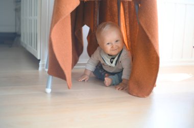 Sevimli gülümseyen erkek bebek portresi. Mutlu çocukluk