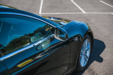 Notteroy, Norveç - 22 Ağustos 2021 Tesla model S P85 + arka planda İskandinav limanı olan elektrikli bir otomobil..