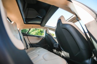 Notteroy, Norveç - 22 Ağustos 2021 Tesla model S P85 + arka planda İskandinav limanı olan elektrikli bir otomobil..