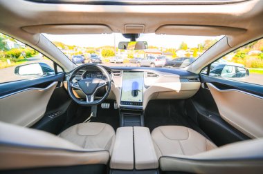 Notteroy, Norveç - 22 Ağustos 2021 Tesla model S P85 + arka planda İskandinav limanı olan elektrikli bir otomobil..