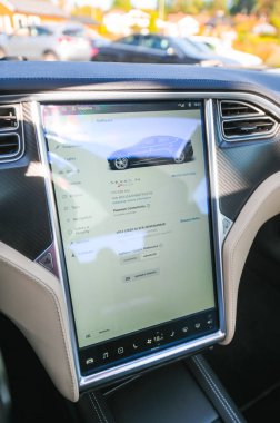 Notteroy, Norveç - 22 Ağustos 2021 Tesla model S P85 + arka planda İskandinav limanı olan elektrikli bir otomobil..