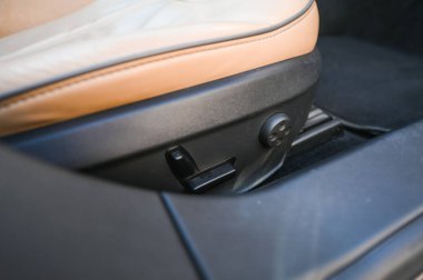 Notteroy, Norveç - 22 Ağustos 2021 Tesla model S P85 + arka planda İskandinav limanı olan elektrikli bir otomobil..