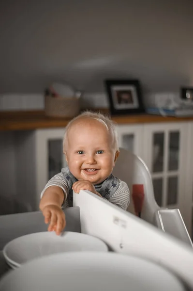 拍下可爱男孩笑着吃婴儿食品的肖像 快乐的童年 — 图库照片