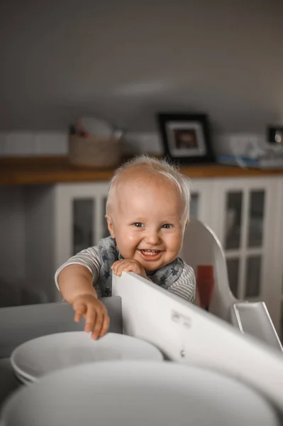 拍下可爱男孩笑着吃婴儿食品的肖像 快乐的童年 — 图库照片