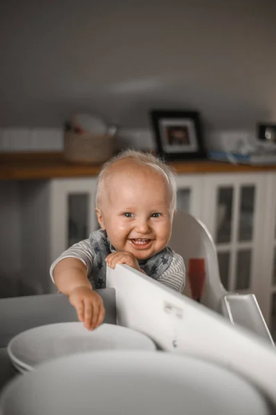 Primer Plano Retrato Lindo Chico Sonriendo Comiendo Comida Bebé Feliz — Foto de Stock