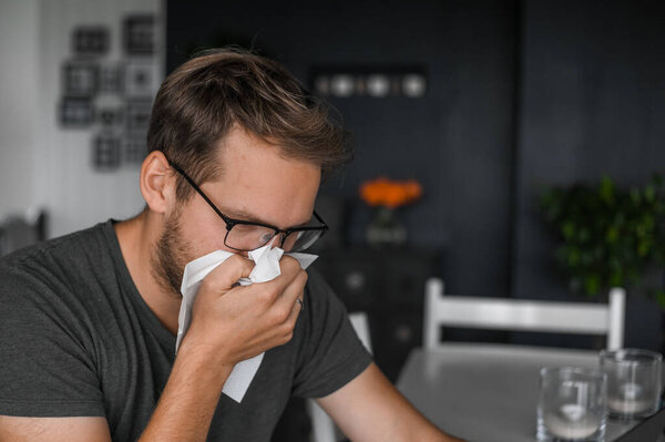 привлекательный ботаник в очках фрилансер, работающий из дома во время пандемии ковида или гриппа