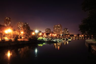 Dock ve tekneler ile gece Chicago liman üzerinde göster
