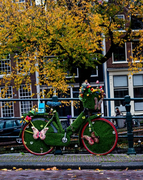 Amsterdam Nederländerna Oktober 2020 Färgglad Dekorerad Cykel Parkerad Mot Ett — Stockfoto